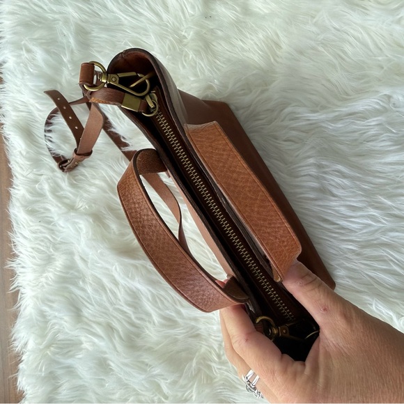 Madewell | The Zip-Top Transport Crossbody English Saddle Brown Pebbled Leather - Picture 10 of 14